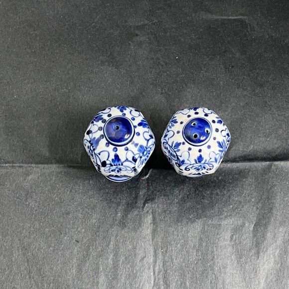 Blue and White Salt and Pepper Shakers, Ceramic PotteryBlue and White Salt and P - Picture 5 of 6